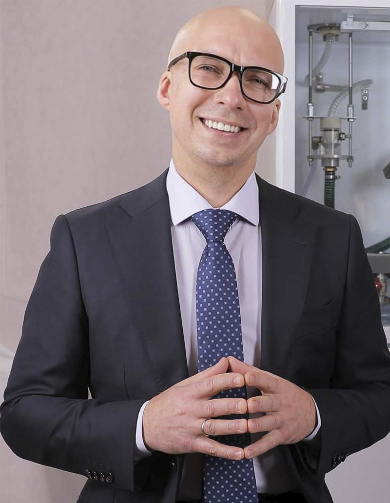 Pavel Šmanaj, technický riaditeľ spoločnosti www.kapsulator.com Kapsulátor na výrobu želatínových a agarových kapsúl
